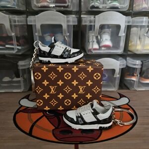 Fashion pair of mini sneakers keychain.(Black/ White).